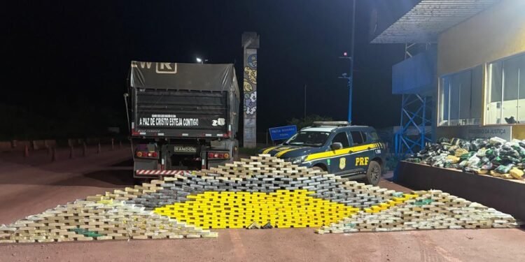 726 quilos de cocaína apreendidos pela Polícia Rodoviária Federal em caminhão na BR-262, em Corumbá (MS). #PraCegoVer: Grande quantidade de drogas apreendidas durante fiscalização policial, incluindo cocaína, skunk e haxixe.