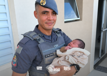 bebê engasgado recebe ajuda policial em Porto Feliz. #PraCegoVer policial militar atendendo bebê engasgado em base