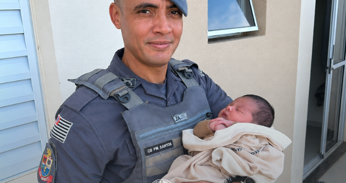 bebê engasgado recebe ajuda policial em Porto Feliz. #PraCegoVer policial militar atendendo bebê engasgado em base