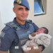 bebê engasgado recebe ajuda policial em Porto Feliz. #PraCegoVer policial militar atendendo bebê engasgado em base