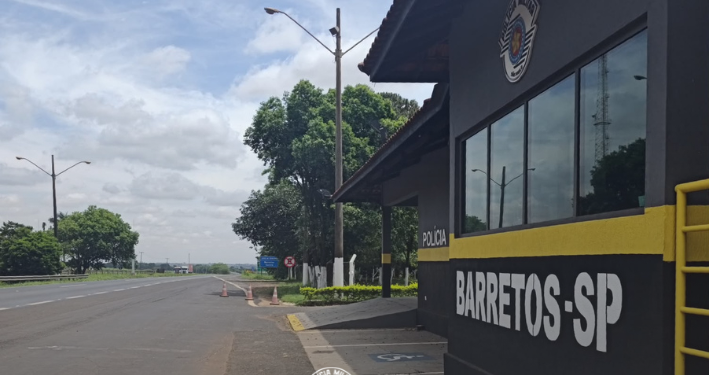 adolescente de 13 anos fugiu de casa em Barretos #PraCegoVer jovem caminhando sozinha no acostamento