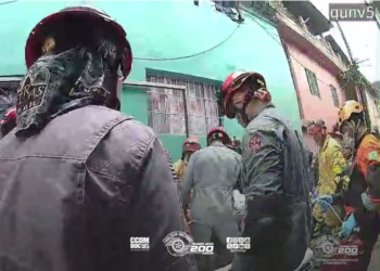 mulher retirada com vida dos escombros #PraCegoVer bombeiros e polícia militar resgatam vítima em laje desabada