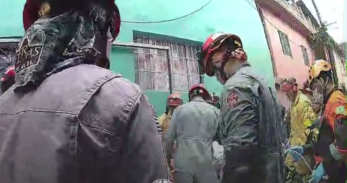 mulher retirada com vida dos escombros #PraCegoVer bombeiros e polícia militar resgatam vítima em laje desabada