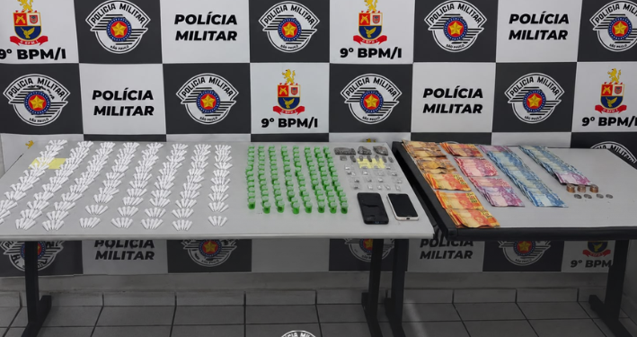 dois adolescentes são apreendidos por tráfico de drogas em Marília. #PraCegoVer policiais na rua
