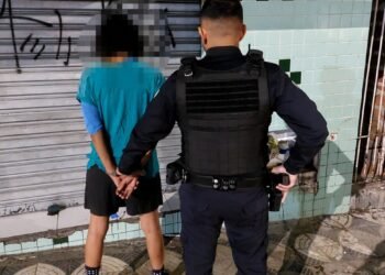 mulher procurada pela justiça #PraCegoVer captura noturna