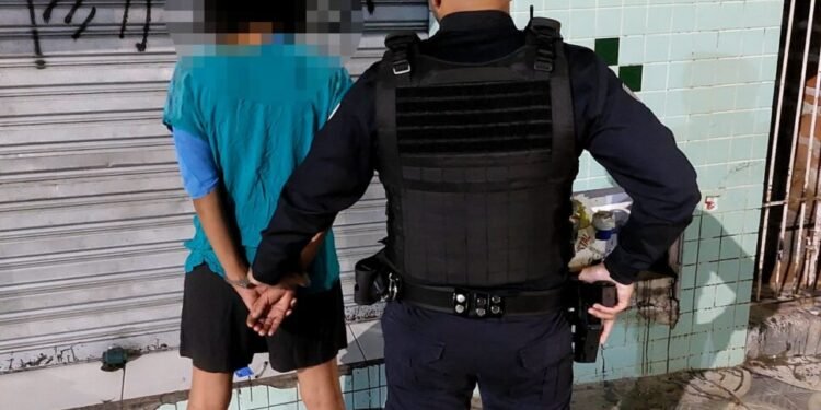 mulher procurada pela justiça #PraCegoVer captura noturna