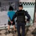 mulher procurada pela justiça #PraCegoVer captura noturna