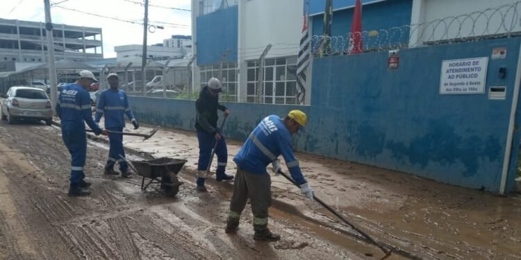 equipes da prefeitura de sorocaba mobilizadas para chuvas #PraCegoVer equipe trabalhando
