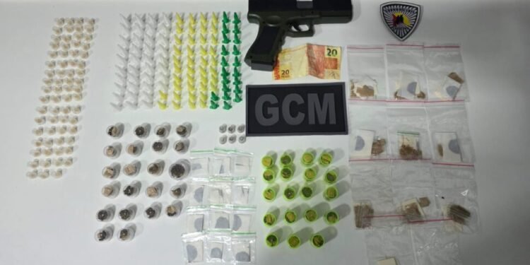 homem com 236 porções de drogas no parque São Bento #PraCegoVer foto da detenção