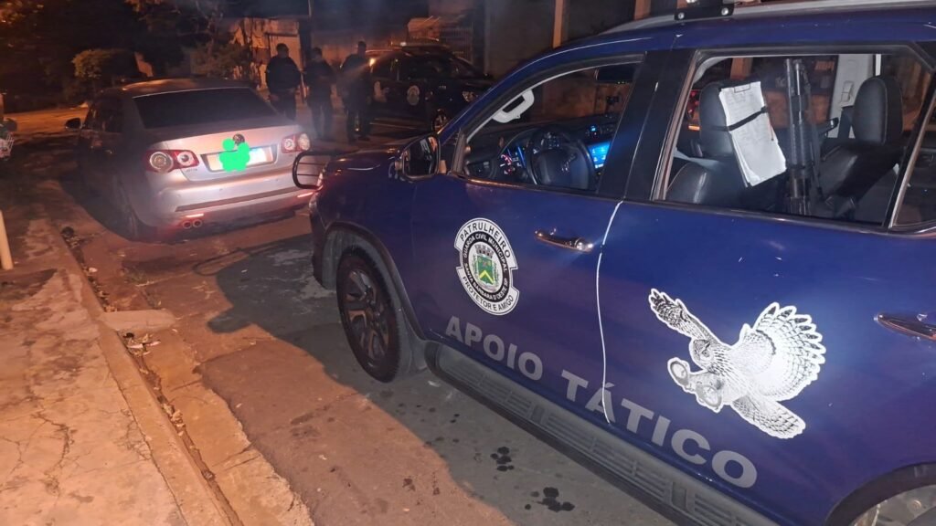 Apoio Tático apreende Jetta furtado no Jardim Europa - #PraCegoVer: veículo VW Jetta prata apreendido pela Guarda Civil Municipal após ser encontrado com placa de outro automóvel em Santa Bárbara d’Oeste.