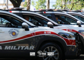 PM registra sete ocorrências e cinco detidos em São Paulo. #PraCegoVer policiais registrando ocorrências em São Paulo