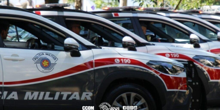 PM registra sete ocorrências e cinco detidos em São Paulo. #PraCegoVer policiais registrando ocorrências em São Paulo