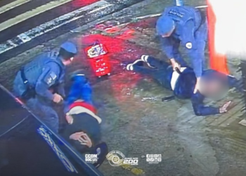 roubo a estabelecimento comercial na zona leste. #PraCegoVer policiais arrestando suspeitos após roubo na zona leste
