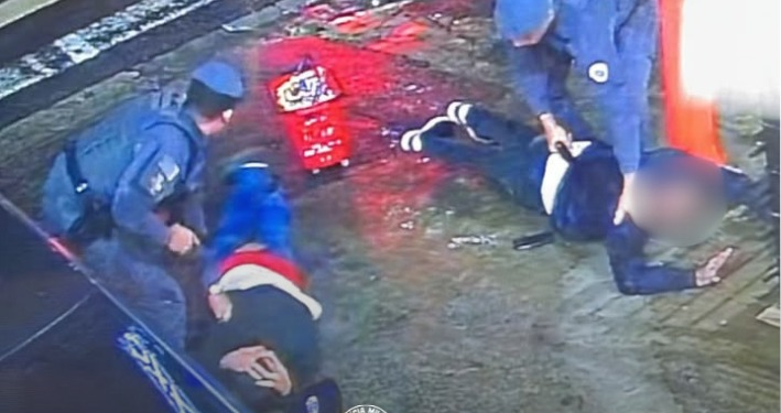 roubo a estabelecimento comercial na zona leste. #PraCegoVer policiais arrestando suspeitos após roubo na zona leste