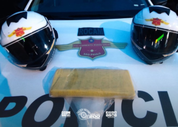 motociclista preso com 1 kg de maconha #PraCegoVer motociclista na rodovia