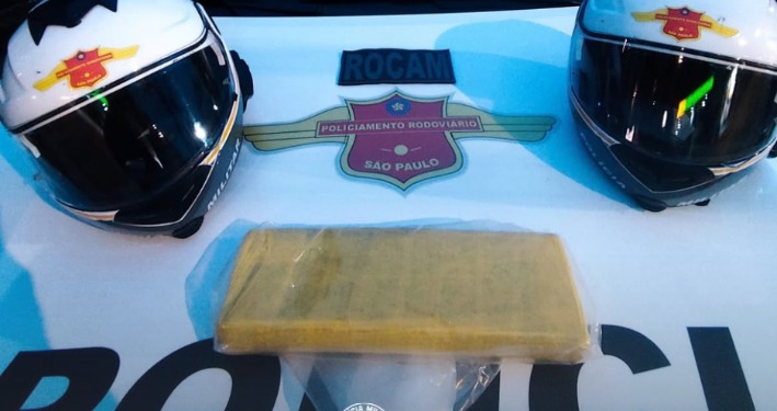 motociclista preso com 1 kg de maconha #PraCegoVer motociclista na rodovia