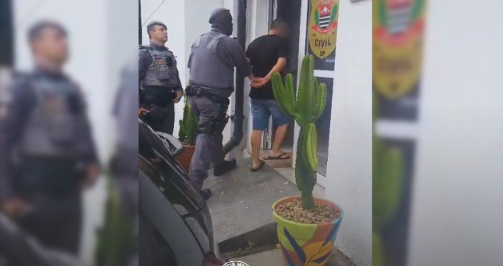 homem preso por violência doméstica e porte ilegal de arma. #PraCegoVer homem preso em zona sul de São Paulo