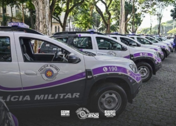 dois homens presos por violência doméstica em Barueri #PraCegoVer policiais militares em ação