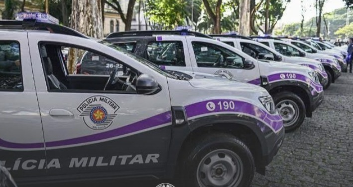 dois homens presos por violência doméstica em Barueri #PraCegoVer policiais militares em ação