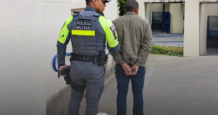procurado por estupro e roubo em São Paulo. #PraCegoVer homem em patrulha
