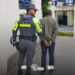 procurado por estupro e roubo em São Paulo. #PraCegoVer homem em patrulha