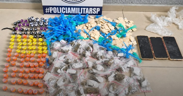 tráfico de drogas em Itaquaquecetuba. #PraCegoVer policiais em patrulha detectam veículo suspeito