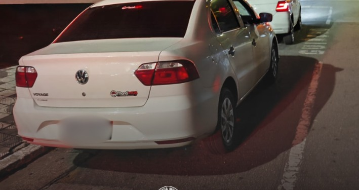 recupera dois carros furtados em Ferraz de Vasconcelos. #PraCegoVer veículos em perseguição