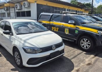 veículo com sinais identificadores adulterados. #PraCegoVer automóvel apreendido com sinais adulterados