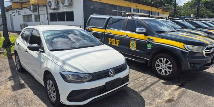 veículo com sinais identificadores adulterados. #PraCegoVer automóvel apreendido com sinais adulterados