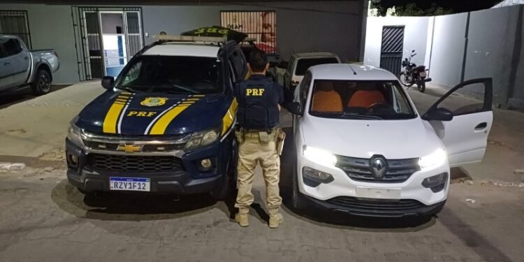 veículo com registro de roubo em Registro #PraCegoVer veículo adulterado
